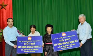 Chủ tịch Ủy ban Trung ương MTTQ Việt Nam Đỗ Văn Chiến và Bí thư Tỉnh ủy Tuyên Quang Chẩu Văn Lâm trao hỗ trợ làm nhà ở cho hộ nghèo. Ảnh: toquoc.vn
