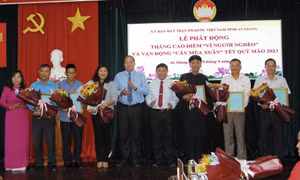 Lãnh đạo tỉnh An Giang trao hoa và thư cảm ơn các đơn vị ủng hộ Quỹ “Vì người nghèo” năm 2022 và “Cây mùa Xuân” Tết Quý Mão 2023. Ảnh: Thanh Sang - TTXVN