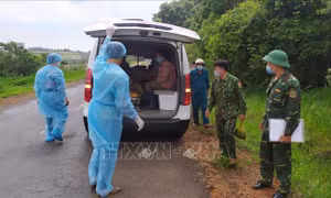 Bộ đội biên phòng Đắk Nông bàn giao các đối tượng vượt biên trái phép cho cơ sở y tế để đưa đi cách ly. Ảnh: TTXVN phát