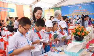 Ngày hội Sách và Văn hoá đọc thu hút đông đảo học sinh, sinh viên. Ảnh: Trần Trang-TTXVN 