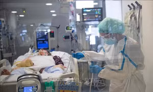 Nhân viên y tế điều trị cho bệnh nhân COVID-19 tại Barcelona, Tây Ban Nha. Ảnh: AFP/ TTXVN 
