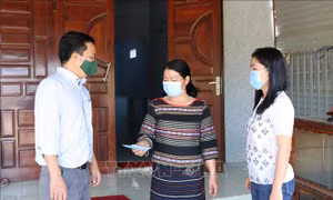 Bà A Hà (49 tuổi, người dân tộc Bahnar), Trưởng thôn kiêm Bí thư chi bộ thôn Ama Hlil 2, xã Ia Mrơn, huyện Ia Pa (Gia Lai) tuyên truyền, vận động người dân chấp hành nghiêm các quy định phòng, chống dịch COVID-19. Ảnh: Hồng Điệp - TTXVN