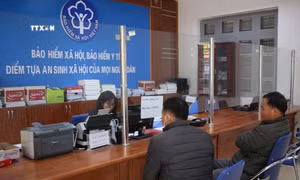 Người dân đến trụ sở của Bảo hiểm xã hội Việt Nam tại huyện Tam Đường (Lai Châu) tham gia BHYT. Ảnh: Quý Trung – TTXVN