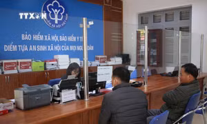 Người dân đến trụ sở của Bảo hiểm xã hội Việt Nam tại huyện Tam Đường (Lai Châu) tham gia BHYT. Ảnh: Quý Trung – TTXVN