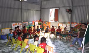 Giờ học của cô trò điểm trường Bãi Chè Cao của trường Mầm non Hồng Ngọc tại thôn Làng Mảnh, xã Tà Xi Láng, huyện Trạm Tấu, tỉnh Yên Bái. Ảnh: Việt Dũng - TTXVN