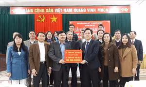 Huyện Yên Lập tiếp nhận tiền ủng hộ từ Quỹ “Vì người nghèo” TP.Việt Trì và TX.Phú Thọ. Ảnh : mattrantoquoc.phutho.gov.vn 