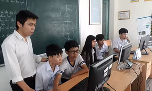 Thầy Lê Thanh Liêm, giáo viên Trường Phổ thông Dân tộc nội trú Him Lam, hướng dẫn học sinh thực hiện các đề tài khoa học. Nguồn:baohaugiang.com.vn