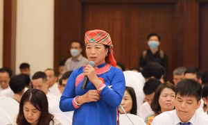 Bà Hoàng Thị Chắp, nông dân sản xuất giỏi của Hội Nông dân tỉnh Lào Cai phát biểu tham luận về lĩnh vực nuôi thuỷ sản. Ảnh:vũ Sinh - TTXVN 