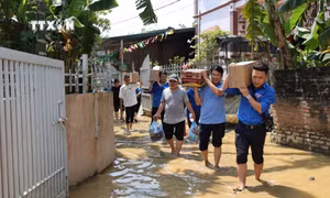 Đoàn công tác Đoàn Thanh niên TTXVN và Trung tâm phát triển Truyền thông thông tấn trực tiếp đến thăm hỏi, hỗ trợ các hộ gia đình bị ảnh hưởng sau cơn bão số 3 tại huyện Hạ Hoà. Ảnh: Tạ Toàn - TTXVN 