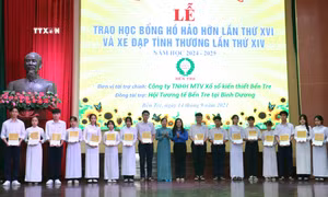 Ban tổ chức trao 223 suất học bổng Hồ Hảo Hớn với số tiền 557,5 triệu đồng. Ảnh: Chương Đài - TTXVN 