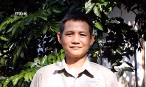 Anh Lại Duy Khánh dũng cảm cứu người trong mưa lũ. Ảnh: Quang Cường – TTXVN 