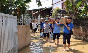 Đoàn công tác Đoàn Thanh niên TTXVN và Trung tâm phát triển Truyền thông thông tấn trực tiếp đến thăm hỏi, hỗ trợ các hộ gia đình bị ảnh hưởng sau cơn bão số 3 tại huyện Hạ Hoà. Ảnh: Tạ Toàn - TTXVN 