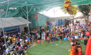 Gần 500 thiếu nhi, trong đó có 347 em là người dân tộc Chăm đang học tại Trường Tiểu học B Vĩnh Trường trực tiếp tham gia các hoạt động tại chương trình. Ảnh: Công Mạo-TTXVN