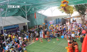 Gần 500 thiếu nhi, trong đó có 347 em là người dân tộc Chăm đang học tại Trường Tiểu học B Vĩnh Trường trực tiếp tham gia các hoạt động tại chương trình. Ảnh: Công Mạo-TTXVN