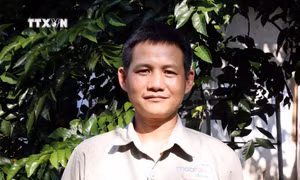 Anh Lại Duy Khánh dũng cảm cứu người trong mưa lũ. Ảnh: Quang Cường – TTXVN 
