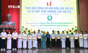 Ban tổ chức trao 223 suất học bổng Hồ Hảo Hớn với số tiền 557,5 triệu đồng. Ảnh: Chương Đài - TTXVN 