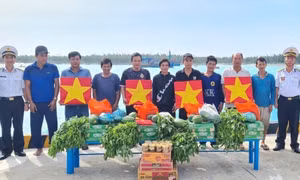 Cán bộ, chiến sĩ đảo Sinh Tồn hỗ trợ lương thực cho ngư dân tỉnh Bình Định ngày 5/9/2024. Ảnh: TTXVN phát