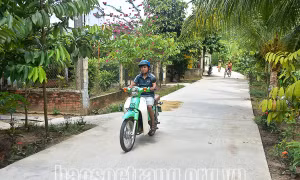 Tuyến lộ đal Salaten đi kênh 5 Dân, thuộc xã Phú Tân, huyện Châu Thành (Sóc Trăng) được đầu tư xây dựng từ Chương trình mục tiêu quốc gia phát triển kinh tế - xã hội vùng đồng bào dân tộc thiểu số. Ảnh: baosoctrang.org.vn