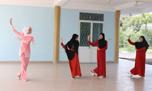 Chị Wa Hi Da Bi Vi (áo hồng) góp phần gìn giữ những điệu múa Chăm, đưa những điệu múa này đến với mọi người. Ảnh: Lê Xuân - TTXVN 
