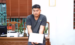 Đối tượng Cứ A Anh, sinh năm 1995, cư trú tại bản Tìa Ló B, xã Nong U, huyện Điện Biên Đông, tỉnh Điện Biên và tang vật 16 bánh heroin. Ảnh: Nguyễn Oanh-TTXVN 