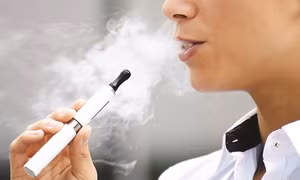Thuốc lá điện tử độc hại không kém gì thuốc lá truyền thống. Nguồn: suckhoedoisong.vn