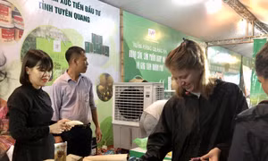 Du khách háo hức thử các món ăn tại “Tuần hàng Quảng bá nông sản, sản phẩm OCOP Hà Nội và các tỉnh, thành phố năm 2022” 