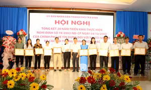Trao Bằng khen của UBND thành phố Trà Vinh cho các tập thể và cá nhân có thành tích xuất sắc. Ảnh: Thanh Hòa - TTXVN 