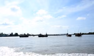 Cầu Gành Hào thuộc dự án cầu qua sông Ông Đốc nối huyện Đầm Dơi, tỉnh Cà Mau với huyện Đông Hải, tỉnh Bạc Liêu. Ảnh: baochinhphu.vn