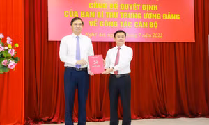 Bí thư Tỉnh ủy Nghệ An Thái Thanh Quý (bên phải) trao Quyết định của Ban Bí thư Trung ương Đảng quyết định chuẩn y đồng chí Hoàng Nghĩa Hiếu - Ủy viên Ban Thường vụ Tỉnh ủy, Phó Chủ tịch UBND tỉnh Nghệ An giữ chức Phó Bí thư Tỉnh ủy Nghệ An nhiệm kỳ 2020 