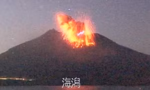 Núi lửa Sakurajima phun nham thạch. Ảnh: AFP/TTXVN 