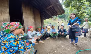 Cán bộ kỹ thuật ở thị xã Sa Pa (Lào Cai) hướng dẫn người dân trồng rau sạch, cho kinh tế cao. Ảnh: Hồng Ninh - TTXVN 