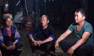 Già làng Giàng Vàng Ly tuyên truyền vận động bà con thay đổi tập quán lạc hậu. Ảnh: baotainguyenmoitruong.vn