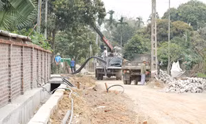 Tuyến đường xóm Lý, xóm Vân kết nối với Cụm công nghiệp Thanh Minh đang được thi công xây dựng góp phần nâng cao tiêu chí giao thông của xã Thanh Minh. Ảnh: baophutho.vn 