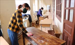 Thầy cô giáo trường Phổ thông Dân tộc bán trú THCS Dào San (Phong Thổ, Lai Châu) lau dọn bàn ghế chuẩn bị đón học sinh tựu trường. Ảnh: Nguyễn Oanh - TTXVN