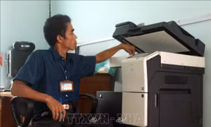 Anh Hán Văn Thư in ấn tài liệu. Ảnh: Công Thử - TTXVN