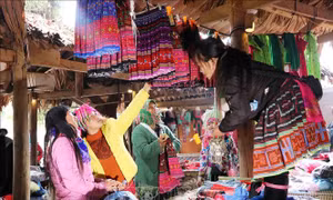 Chợ phiên Sin Suối Hồ, ở xã biên giới Sin Suối Hồ (Phong Thổ, Lai Châu). Ảnh: Nguyễn Oanh - TTXVN