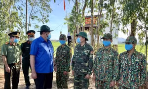 Chủ tịch UBND tỉnh An Giang Nguyễn Thanh Bình (trái) kiểm tra công tác phòng, chống dịch bệnh COVID – 19 tại khu vực biên giới huyện Tịnh Biên. Ảnh: Thanh Sang – TTXVN.