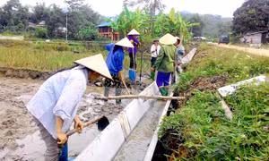 Người dân xã Nhân Mục, huyện Hàm Yên xây dựng kênh, mương bền chắc. Ảnh: nhandan.com.vn