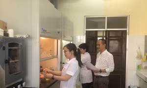Các nhà khoa học Viện Hóa học nghiên cứu tổng hợp thuốc Favipiravir. Ảnh: vast.gov.vn