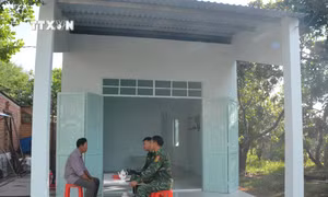 Căn nhà Đại đoàn kết của ông Nguyễn Văn Tua (sinh năm 1956), thôn 6, xã Ia Rvê, huyện Ea Súp được xây dựng từ sự đóng góp của Đồn Biên phòng Ia Rvê, Bộ đội Biên phòng tỉnh Đắk Lắk và các nhà hảo tâm. Ảnh: Tư liệu TTXVN