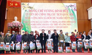 Chủ tịch Quốc hội Vương Đình Huệ thăm, chúc Tết tại huyện biên giới Bát Xát