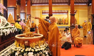 Nghi lễ Tắm Phật được tổ chức nội bộ, đảm bảo các yêu cầu về phòng, chống COVID-19. Ảnh: Xuân Khu-TTXVN