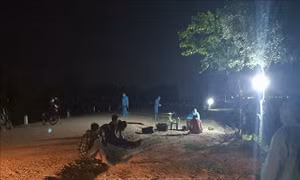 Các đối tượng nhập cảnh trái phép, bị lực lượng biên phòng Tây Ninh bắt giữ. Ảnh: TTXVN phát