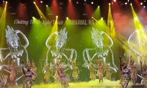 Chương trình biểu diễn nghệ thuật tại Carnaval Hạ Long 2019. Ảnh: TTXVN phát