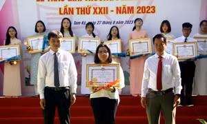 Lãnh dạo thành phố Tam Kỳ trao Giải thưởng Phan Châu Trinh lần thứ 22 cho các cá nhân. Ảnh: Trịnh Bang Nhiệm - TTXVN 