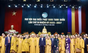 Chủ tịch nước Nguyễn Xuân Phúc, Chủ tịch Ủy ban Tung ương MTTQ Việt Nam Đỗ Văn Chiến, Trưởng Ban Dân vận trung ương Bùi Thị Minh Hoài cùng các đại biểu với Đoàn Chủ tịch đại hội. Ảnh: Thống Nhất – TTXVN 
