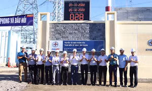 Ban Quản lý dự án các công trình điện miền Trung (CPMB) đã phối hợp với các đơn vị liên quan đóng điện Dự án Trạm biến áp 500 kV Vân Phong.Ảnh Đức Dũng/TTXVN 