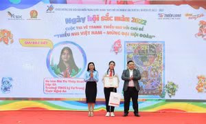 Chị Nguyễn Phạm Duy Trang, Bí thư T.Ư Đoàn, Chủ tịch Hội đồng Đội T.Ư trao giải Đặc biệt cho em Bùi Thị Thúy Xoan học sinh lớp 9A, THCS Lý Tự Trọng, huyện Đô Lương, tỉnh Nghệ An. Ảnh:tienphong.vn 