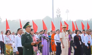 Đại uý Vũ Văn Cường, sỹ quan Đồn Biên phòng Pa Thơm (Bộ đội Biên phòng tỉnh Điện Biên) thay mặt các đại biểu báo công với Bác. Ảnh: Phương Hoa – TTXVN