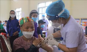 Tiêm mũi 3 vaccine phòng COVID-19 cho đồng bào dân tộc thiểu số ở xã Thượng Thôn, huyện Hà Quảng, tỉnh Cao Bằng. Ảnh: Chu Hiệu-TTXVN. 